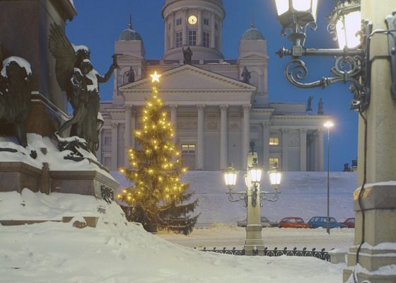 Joulukuusi Helsingin Senaatintorilla lumisena jouluna.