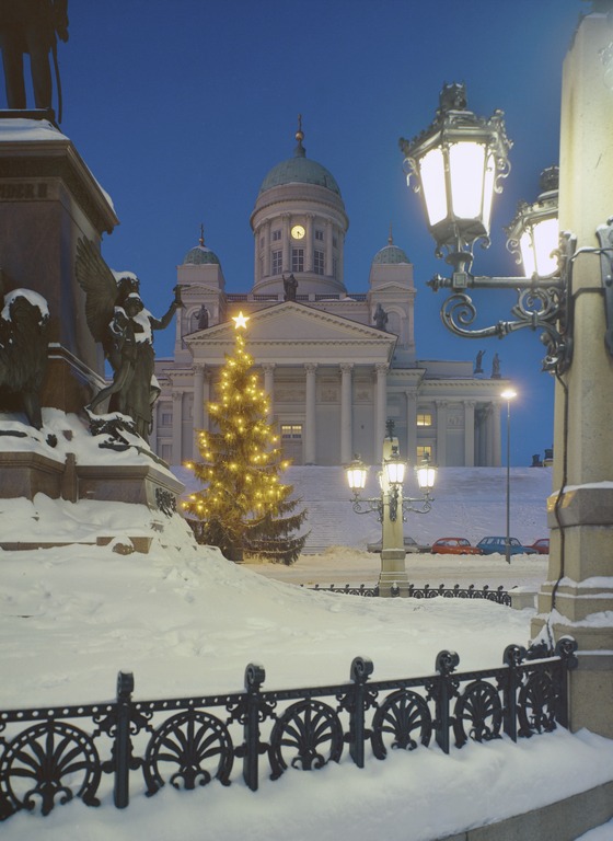 Joulukuusi Helsingin Senaatintorilla lumisena jouluna.