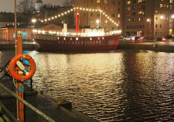 Relandersgrund-laiva jouluvalaistuna Helsingin Kruununhaassa.