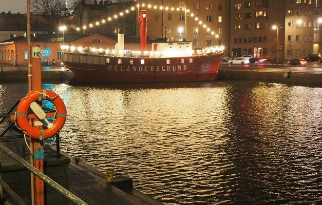 Relandersgrund-laiva jouluvalaistuna Helsingin Kruununhaassa.